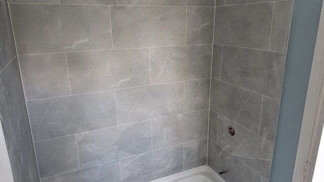 Building Photo - 716 Main St