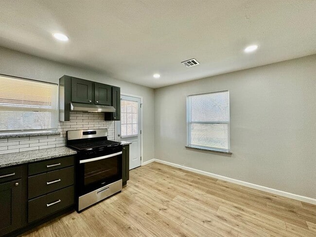 Building Photo - 705 N Key Blvd