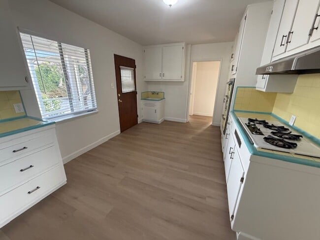 Building Photo - Home in Gardena