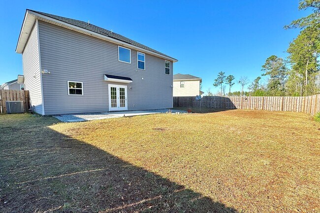 Building Photo - AVAILABLE EARLY DECEMBER (Small Pets Only)