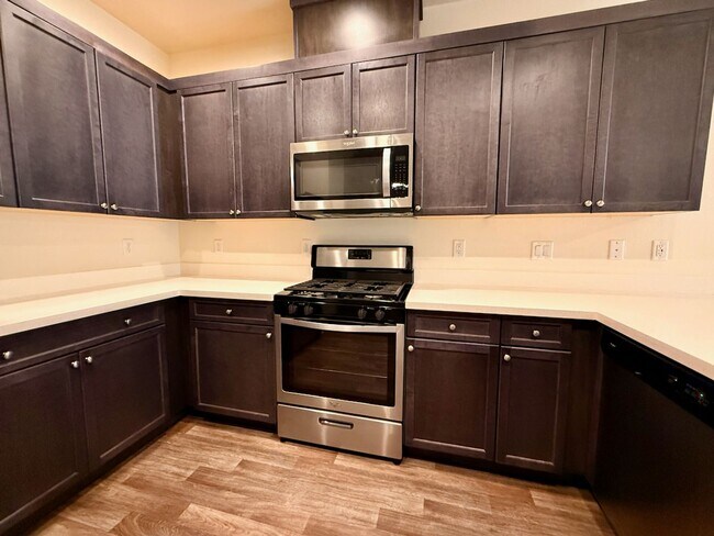 Building Photo - 3 BED 2.5 BATH 2 CAR GARAGE TOWNHOUSE w/ P...