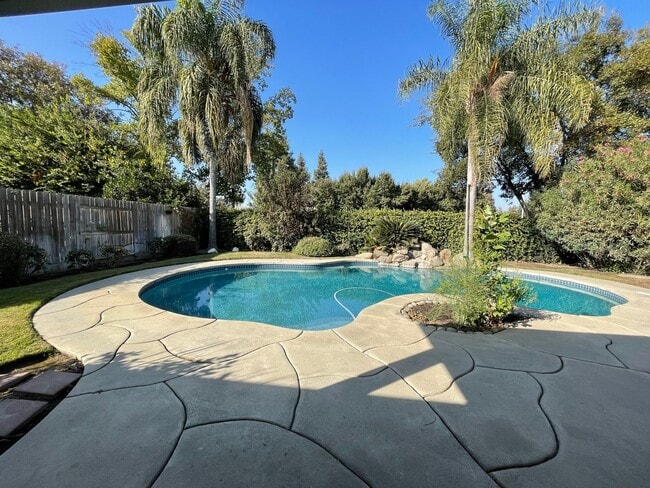 Building Photo - Beautiful South West Visalia home Near El Diamante school with a pool!!