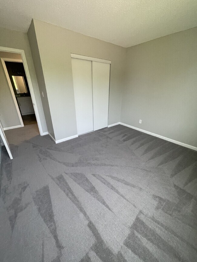 Building Photo - Beautiful Newly Remodeled 2 Bedroom 1 Bath...