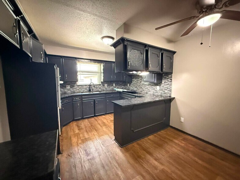 Building Photo - 2109 SW 70th St