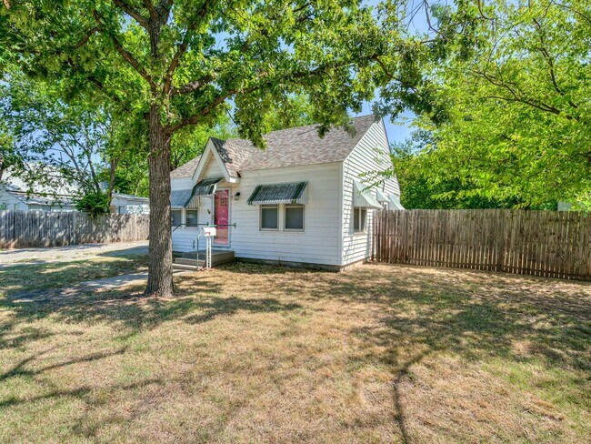 Building Photo - Charming 2 Bed / 1 Bath Home with Detached Garage and Huge Yard