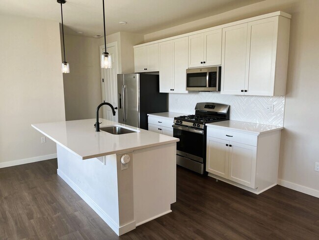 Building Photo - Modern Luxury Meets Convenience in Hillsboro