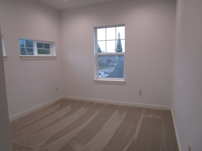 Building Photo - 524 E Hazel Ave