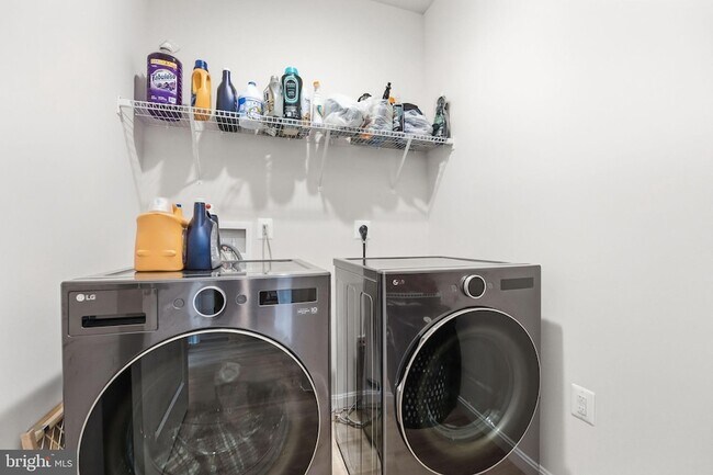 Building Photo - 615 Clover Ln