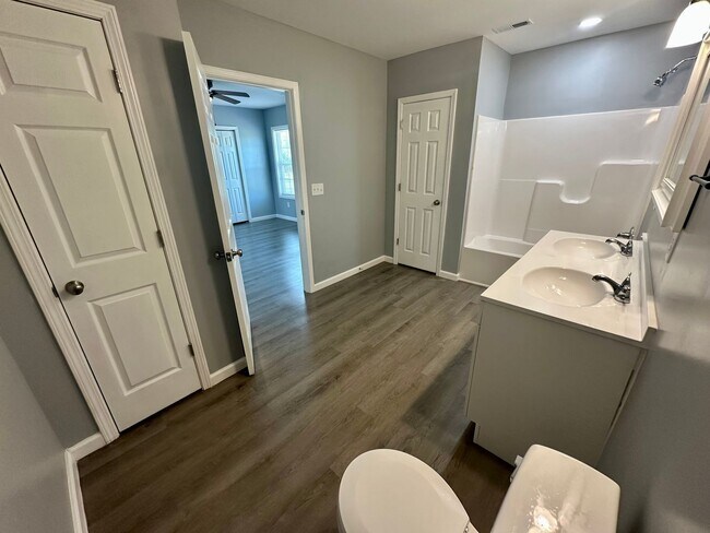 Building Photo - 960 Mayfield Dr