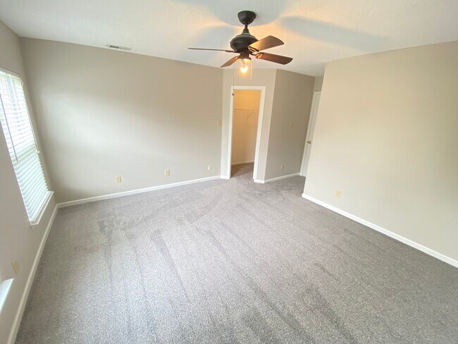 Building Photo - 5843 Amber Ln