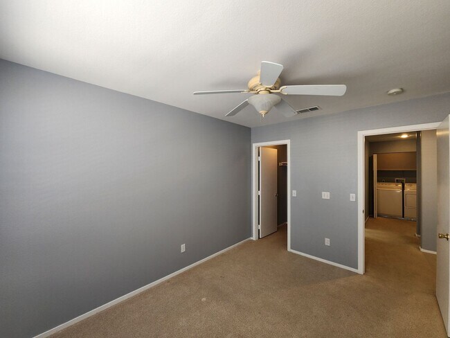 Building Photo - HENDERSON: 3 bed/2.5 bath Townhome with Spacious Kitchen, Private Backyard, Large Primary Suite &...