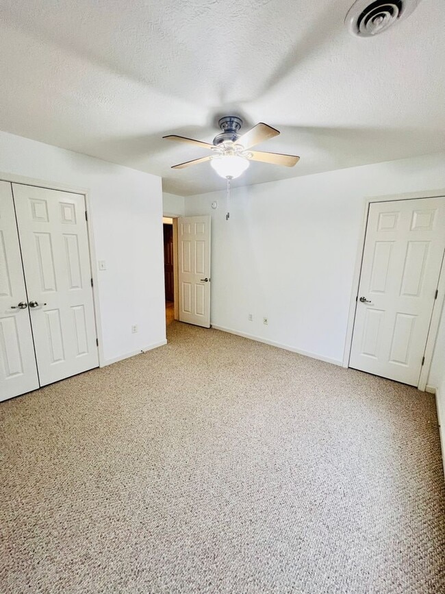 Building Photo - Townhouse Located at Pikes Place