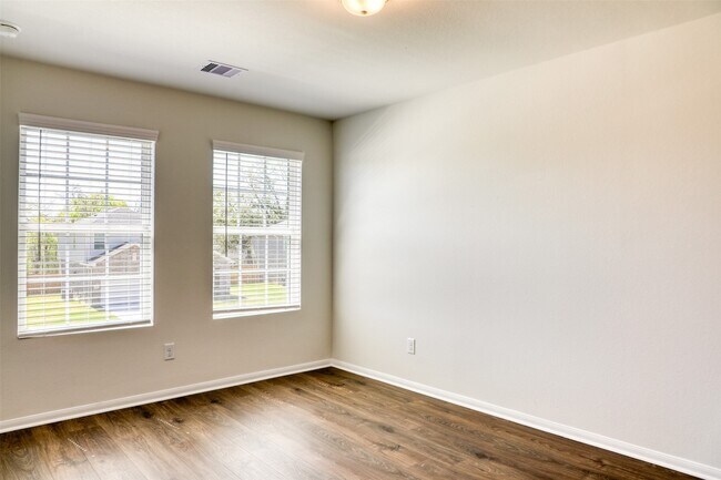 Building Photo - 410 Magnolia Ln