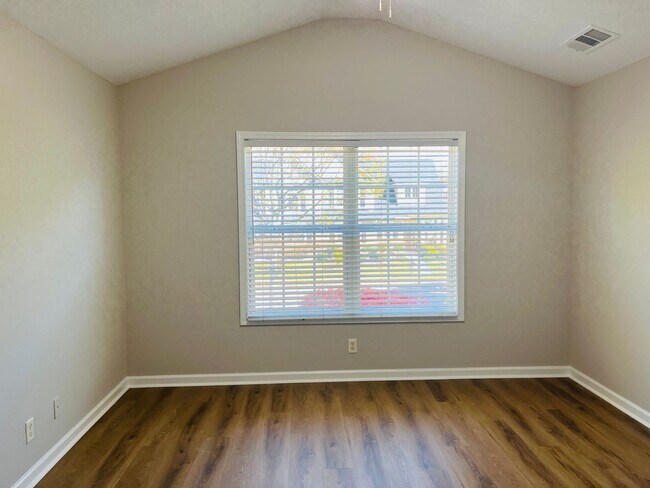 Building Photo - Wow! Check out this charming 3 bedroom 2.5...