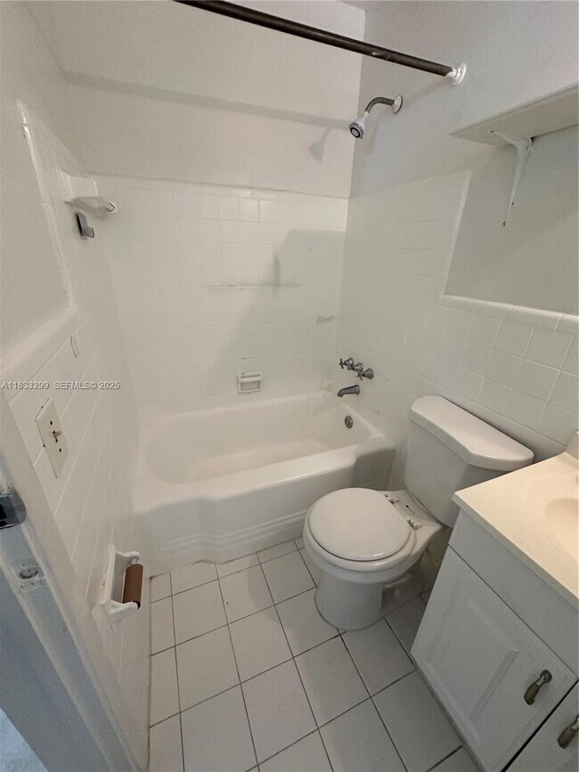 Building Photo - 610 NE 12th Ave