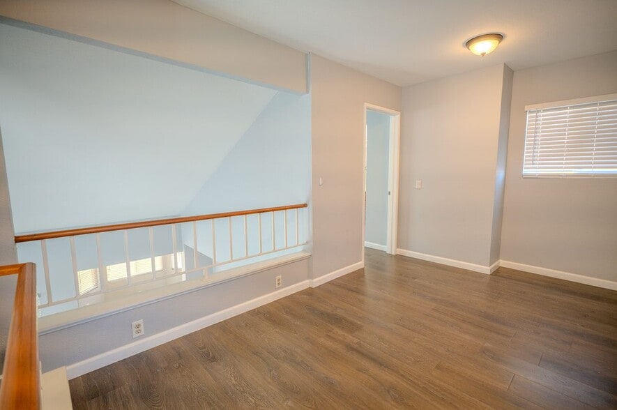 Building Photo - 3099 Oakview Ln