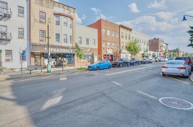 Building Photo - 502 Central Ave