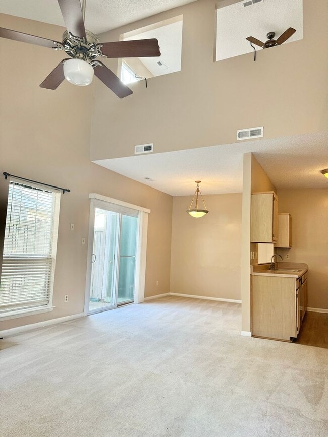 Building Photo - Awesome, 2 story, end unit condo right across from Honey Bee Golf Course in Virginia Beach-