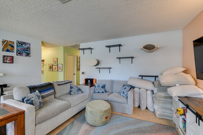 Building Photo - Cute and Cozy 2-bedroom 2-bathroom Townhom...