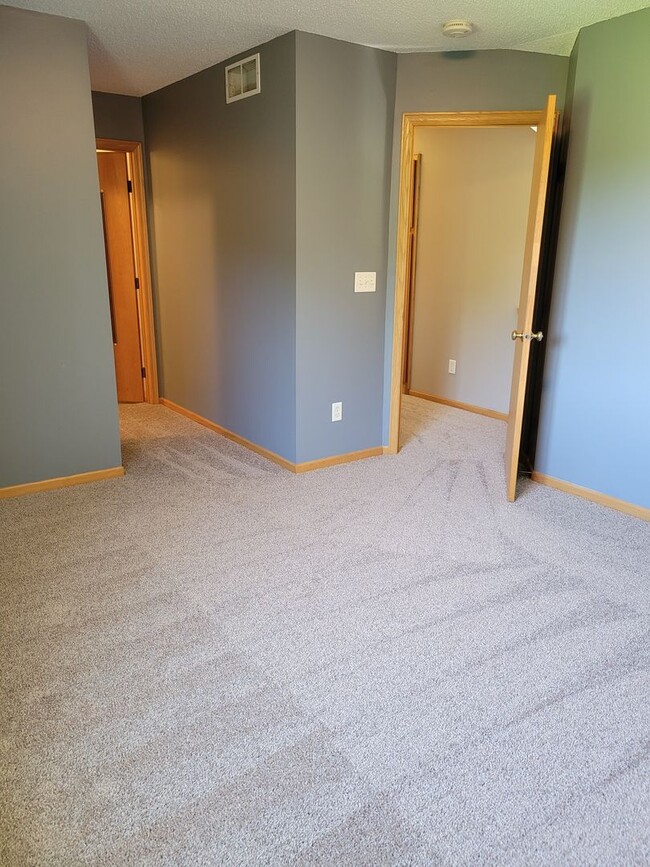 Building Photo - Spacious End Unit Townhouse