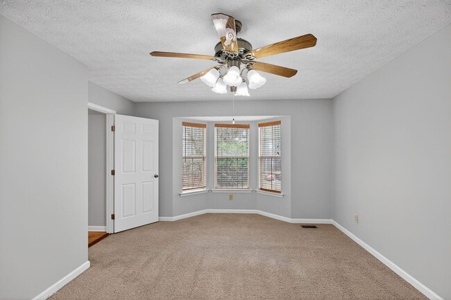 Building Photo - 3 bedroom Ranch with partially finished basement