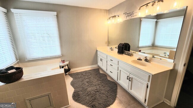 Building Photo - 180 Sycamore Bend