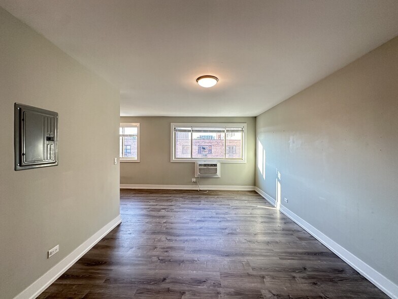 Building Photo - 533 W Surf St