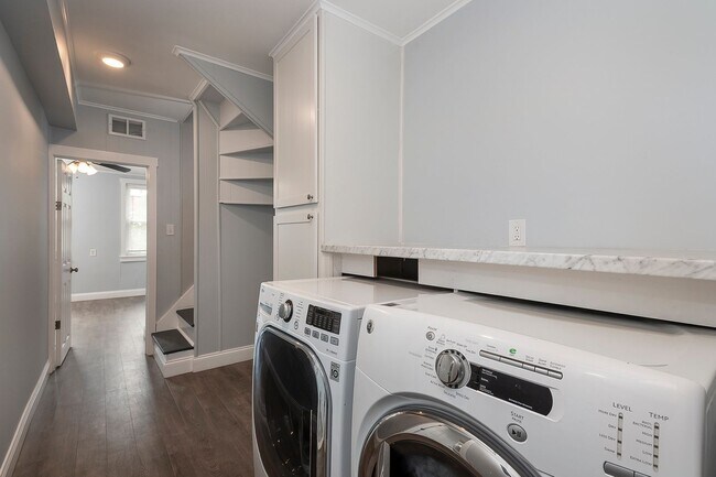 Building Photo - 917 Binney St