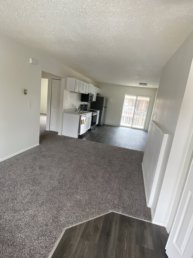Building Photo - Newly renovated 2 bed/1 bath with views!