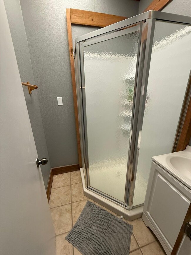 Building Photo - Affordable, Unique 3 bedroom