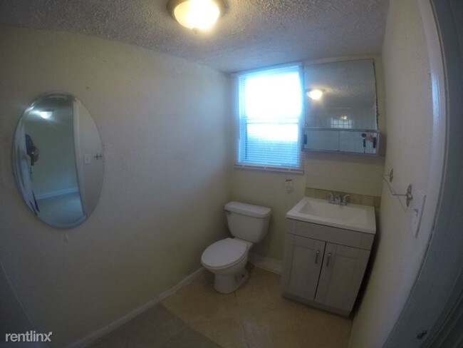 Building Photo - 1 br, 1 bath Condo - 113 W Hanlon St