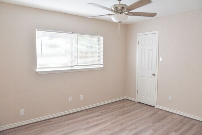 Building Photo - 305 Amherst Ct