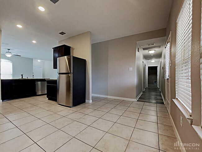 Building Photo - 1214 Cres View Dr