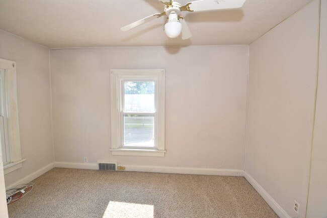 Building Photo - 3 bedroom 1.5 bath home next to IUSB.