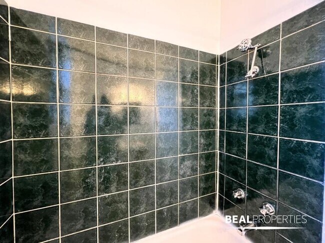 Building Photo - 0 bedroom in CHICAGO IL 60625