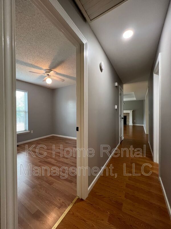 Building Photo - 8704 N Shannon Ave