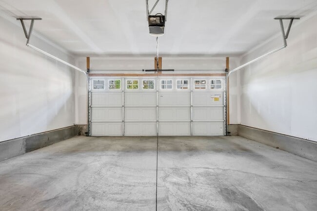 Building Photo - Modern Living in Bellevue