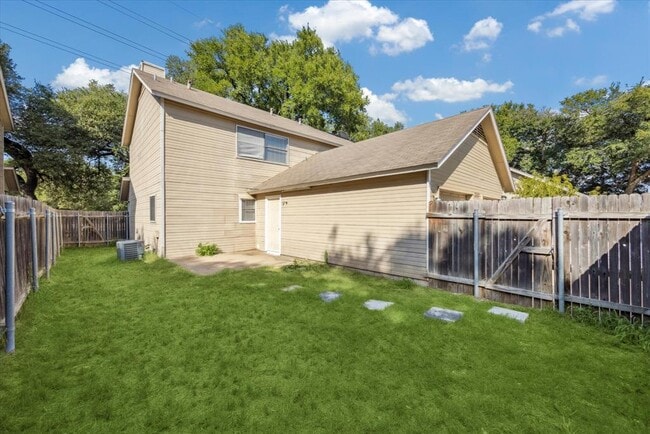 Building Photo - 2807 W Slaughter Ln