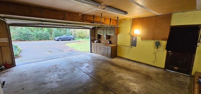 Building Photo - Spacious Port Orchard Rambler