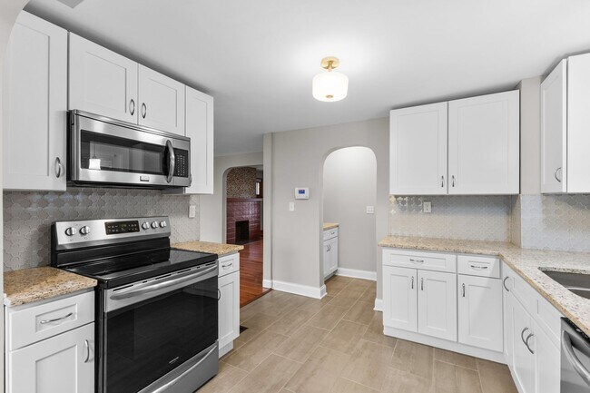 Building Photo - Charming 3-Bed Dutch Colonial with Modern Updates & Massive Yard – Minutes from German Village!