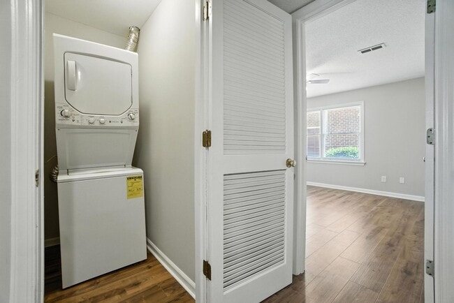 Building Photo - Updated Brick Condo in the Heart of Downto...