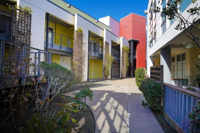 Building Photo - Amazing Oliver Loft in Emeryville!