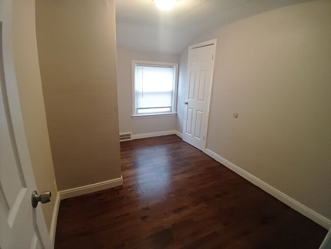 Building Photo - 3 Bedroom Colonial