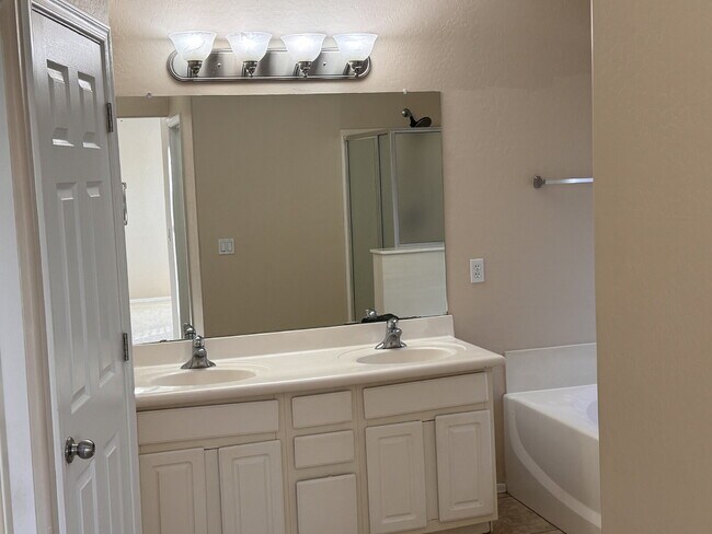 Building Photo - 18 W Desert Vista Trail