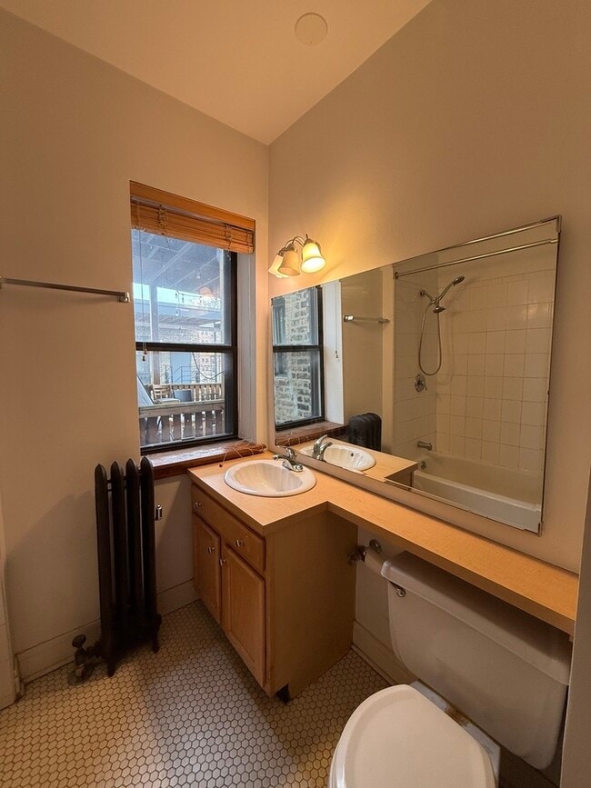 Building Photo - 928 W Sunnyside Ave