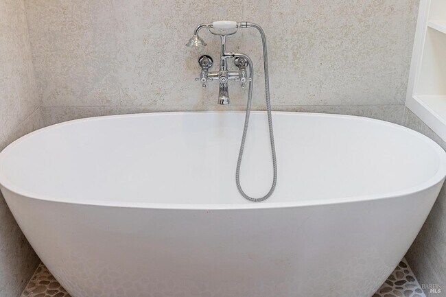 Building Photo - 15 Heuters Ln