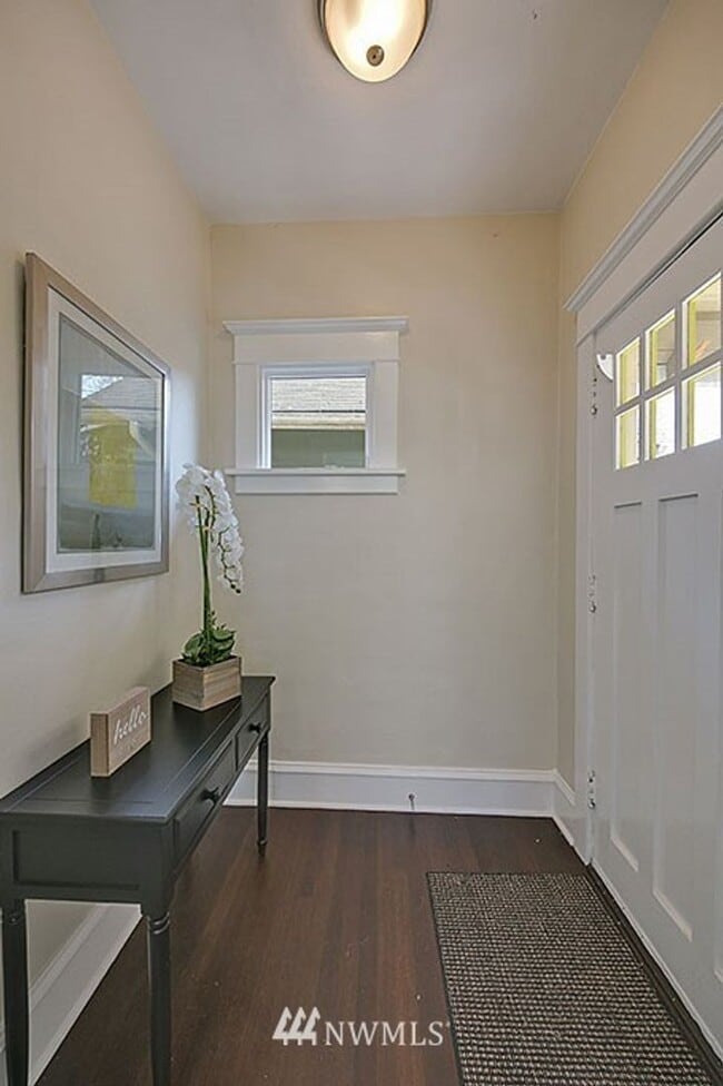 Building Photo - Spacious 5-Bedroom Home with Den & Backyar...