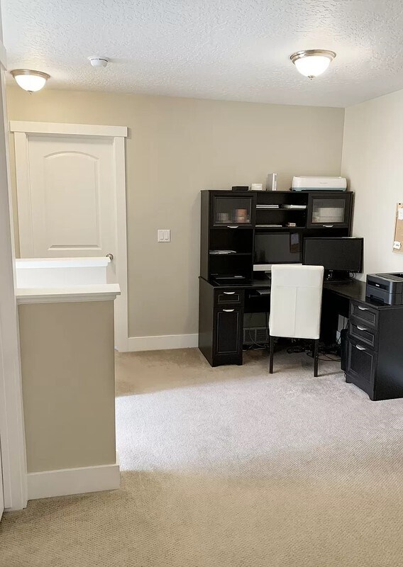 Building Photo - 3222 Manor View Dr