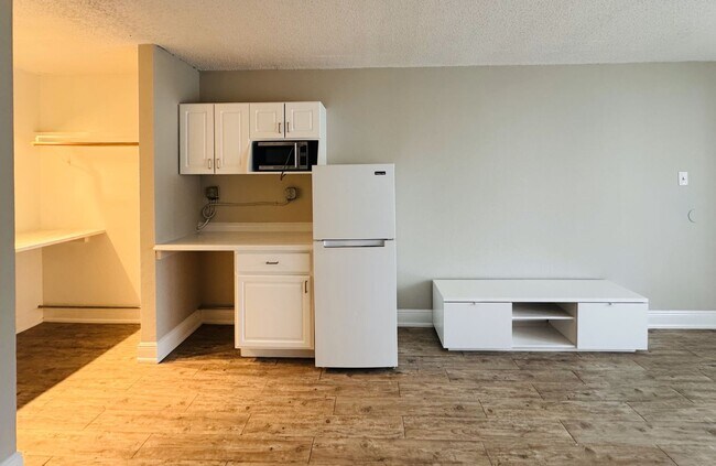 Building Photo - Best Deal in the area! Newly renovated Studio apartment - All Utilities Included!