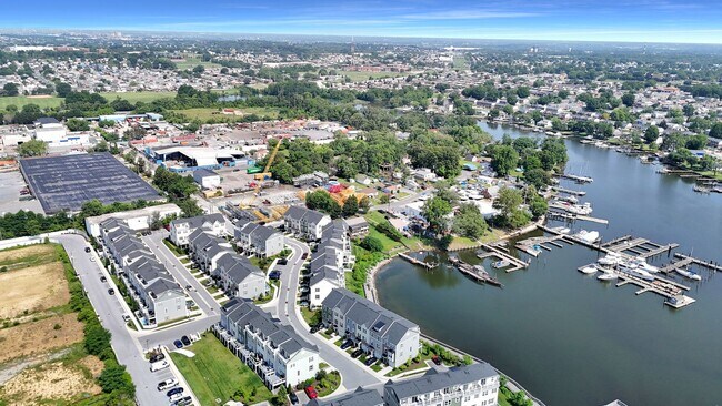 Building Photo - Stunning Townhome with Water Views!